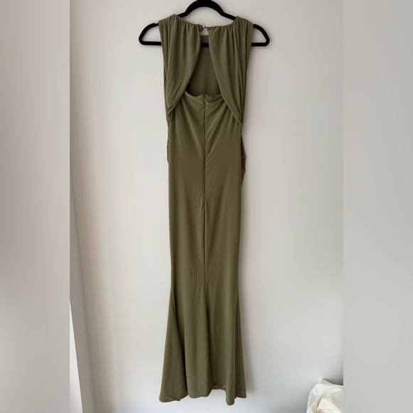 Club L London Riley Olive Ruched Sleeveless Open-Back Maternity Maxi Dress - Picture 8 of 10